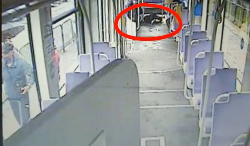 O bătrână a fost atacată şi jefuită de hoţi, în tramvai, la Timişoara VIDEO