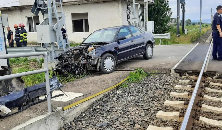 Circulaţia trenurilor în România, afectată de două accidente petrecute la nivel cu calea ferată