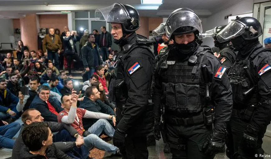 STARE DE URGENŢĂ din 10-13 iulie. Sârbii au protestat violent în stradă