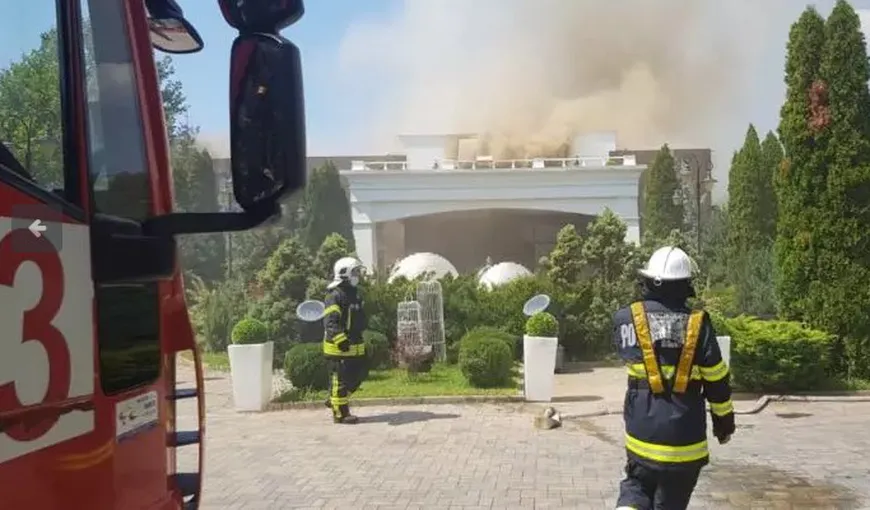 Incendiu la restaurantul Ambasad’or. Mai multe autospeciale cu spumă încearcă să stingă flăcările