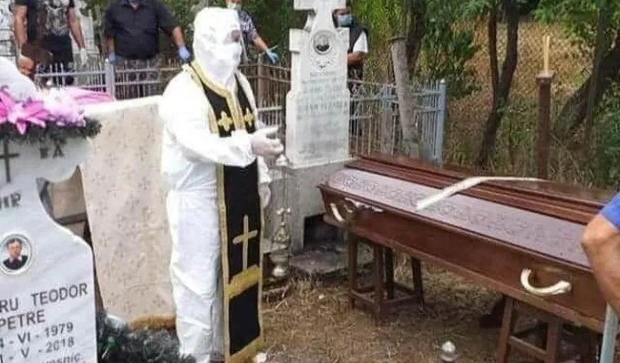 Un preot din Olt s-a echipat cu costum de protecţie pentru a înmormânta un mort de coronavirus. Reacţia BOR