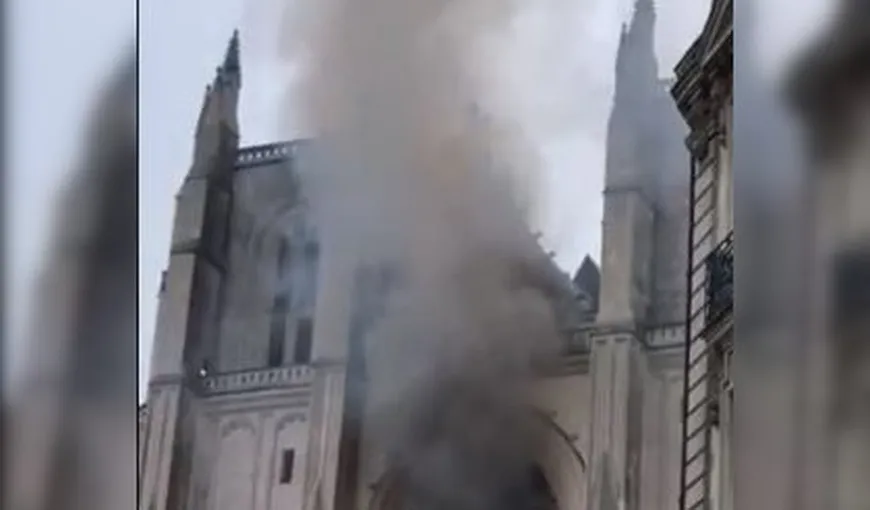Incendiu violent la Catedrala din Nantes. Lăcaşul de cult, cuprins de flăcări VIDEO