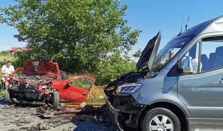 Microbuz implicat într-un accident rutier în Bacău