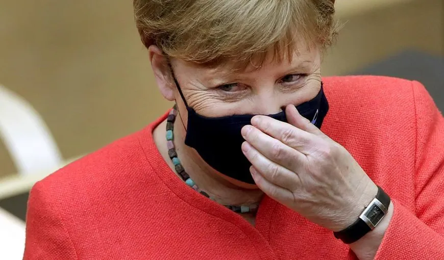 Merkel îşi face prima apariţie publică purtând mască, după ce a fost acuzată de ipocrizie