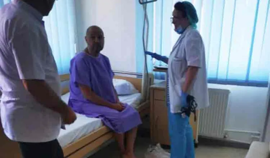 Mihai Mitoşeru, primele declaraţii după operaţie: „Era să mor!”. Imagini cu vedeta, plimbându-se prin salon VIDEO