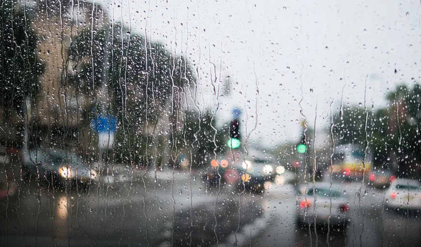 ALERTĂ METEO: Se anunţă vijelii, ploi torenţiale şi grindină până pe 26 august. Caniculă în Bucureşti