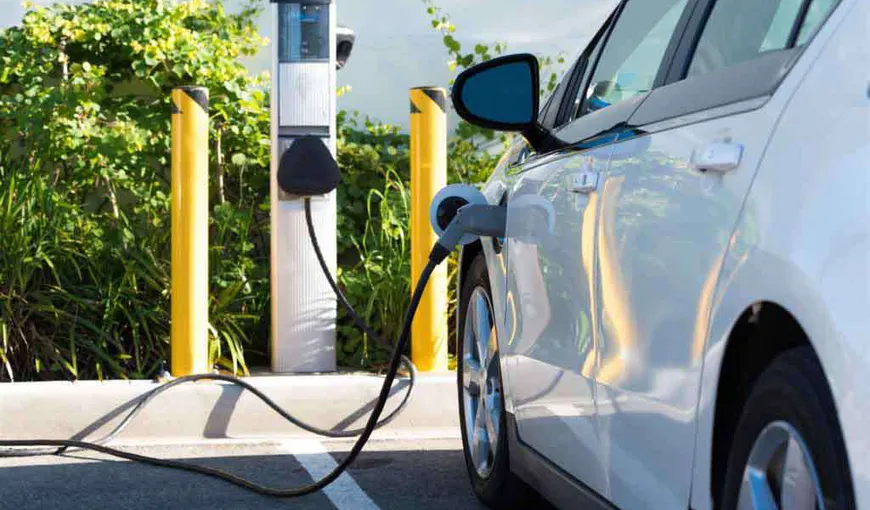 România se pregăteşte. Peste 40 de benzinării OMV şi Petrom vor avea staţii de încărcare pentru maşini electrice!