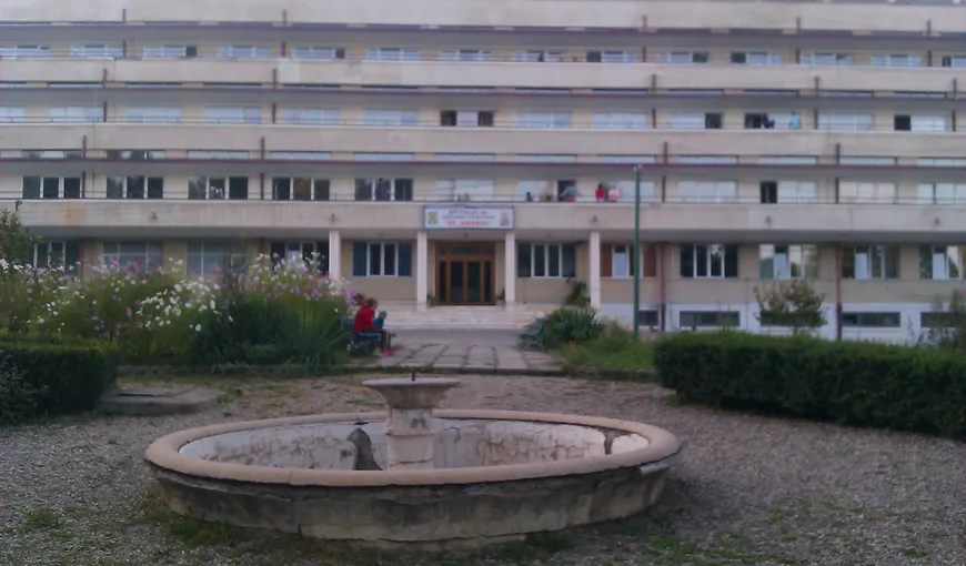Moarte suspectă întru-un spital COVID-19 din România. O femeie de 71 de ani a căzut de la etaj