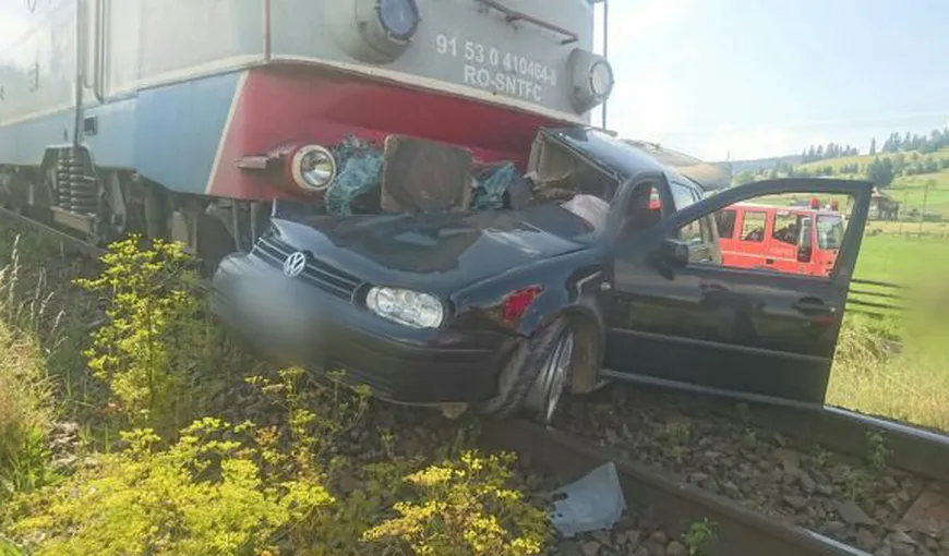 Maşină spulberată de un tren de călători în Suceava. Şoferul a murit