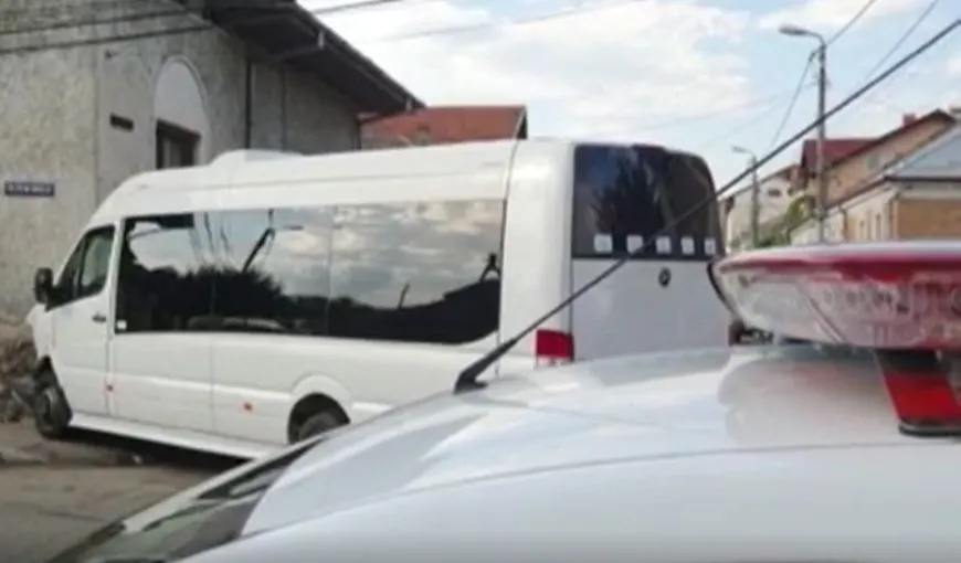 Accident grav cu un microbuz plin cu turişti. Cinci oameni au fost răniţi şi transportaţi la spital VIDEO