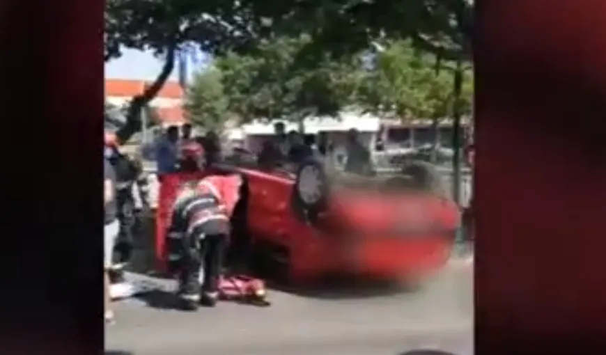 Accident dramatic în Capitală. O maşină s-a răsturnat şi a fost la un pas să cadă în Dâmboviţa VIDEO