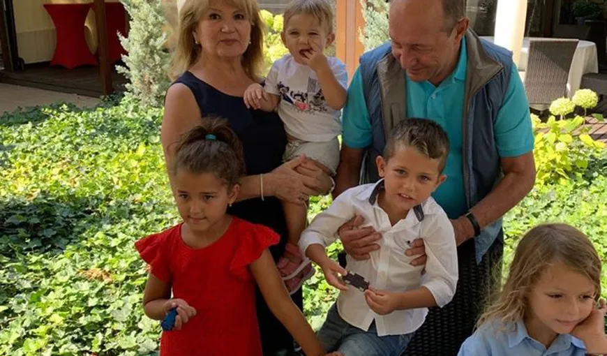 Cum arată soţia fostului preşedinte Traian Băsescu, după ce a ieşit din atenţia opiniei publice