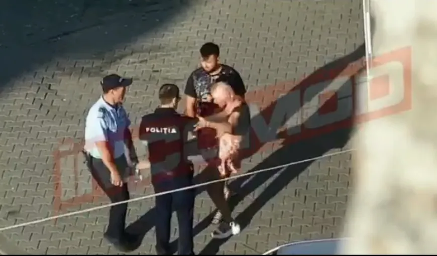 Jandarm bătut de o femeie sub ochii unui poliţist. Îi ceruse să poarte mască de protecţie VIDEO