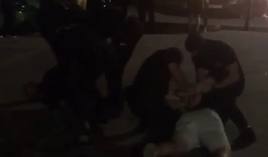 Scandal la o terasă din Oradea. Doi bărbaţi au fost încătuşaţi şi ridicaţi de mascaţi