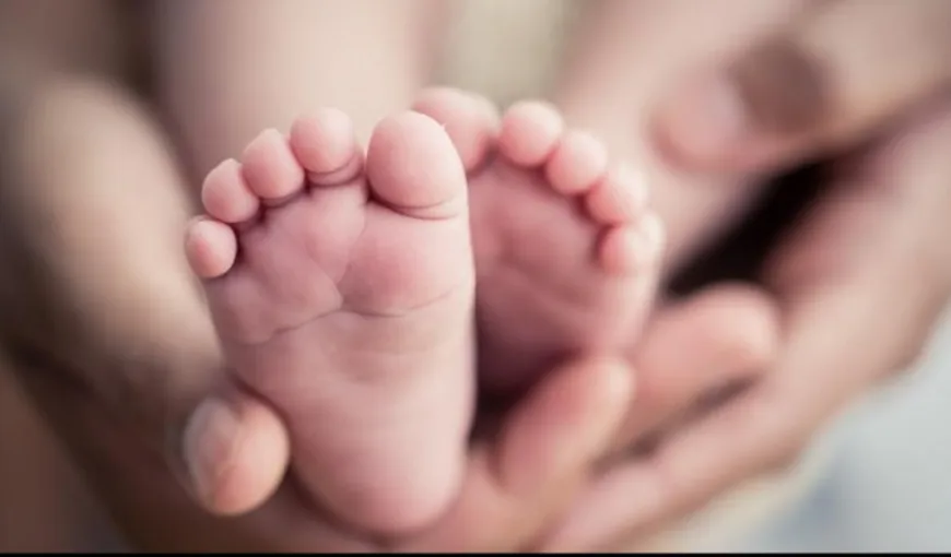 Bebeluş mort la două zile de la naştere după ce medicul a refuzat să-i făcă cezariană mamei în lipsa testului pentru COVID-19