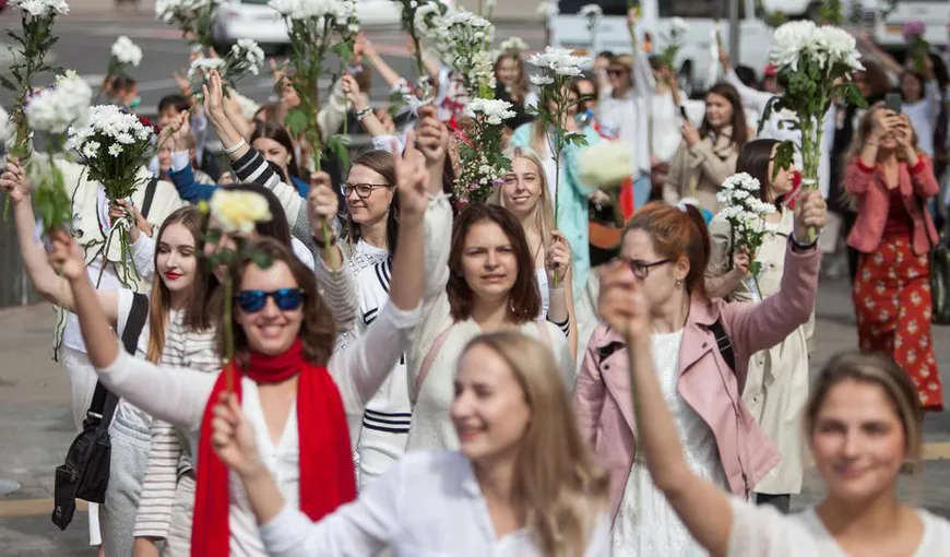 Protest al femeilor din Belarus. VIDEO cu momentul când acestea rup cordonul de jandarmi
