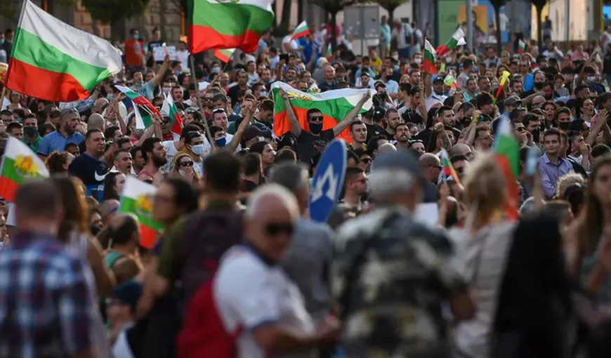 Proteste în Bulgaria! Manifestanţii au aruncat cu ouă şi roşii în sediul Guvernului