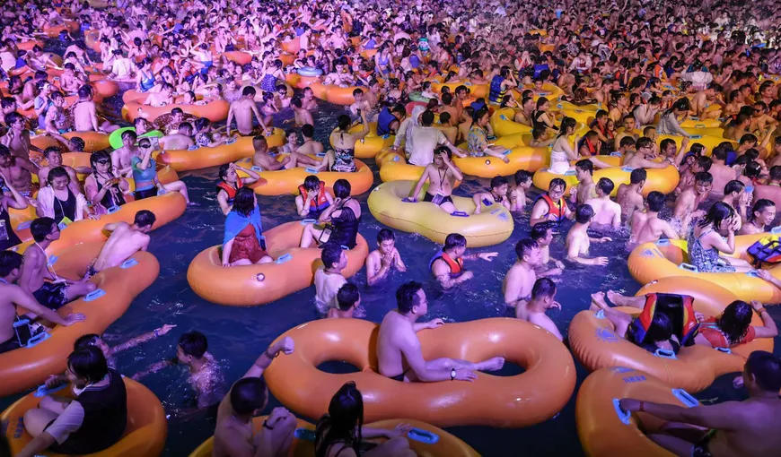 IMAGINILE ZILEI. Mega-petrecere într-un parc acvatic din WUHAN. FOTO şi VIDEO