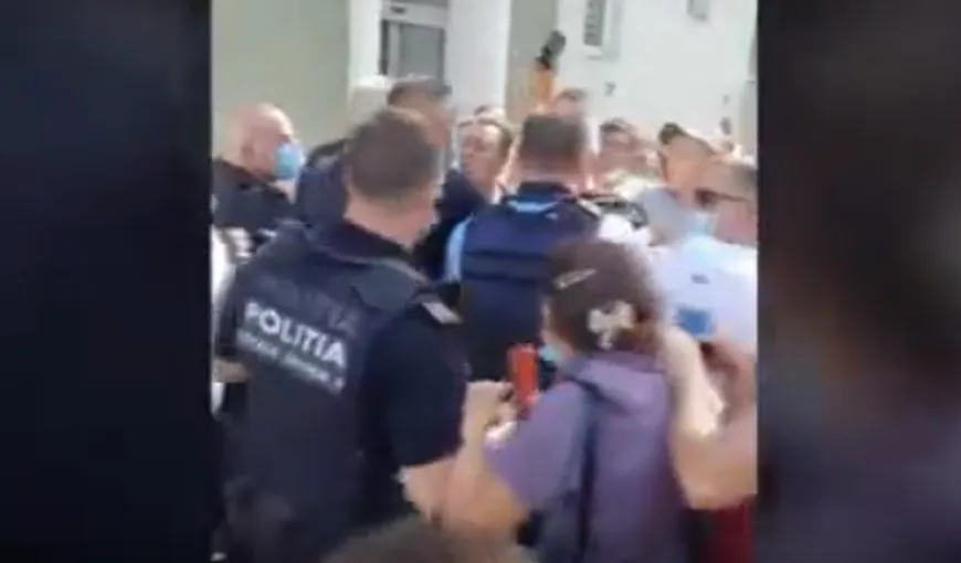Protest violent în faţa sectorul 5. Angajaţii de la salubritate s-au luat la bătaie cu poliţiştii locali VIDEO
