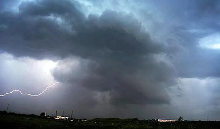 Alertă meteo COD PORTOCALIU. Furtuni puternice în peste jumătate de ţară
