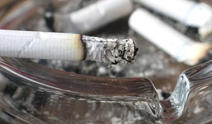 Primele restricţii pentru fumători. Autorităţile se tem că fumatul ar facilita transmiterea COVID 19