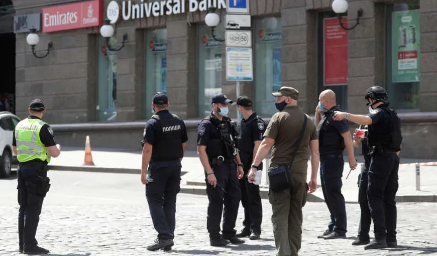 Un bărbat care susţine că are o bombă în rucsac s-a baricadat într-o bancă din Kiev