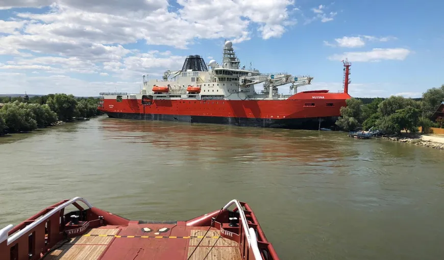 Spărgătorul de gheaţă de 2 miliarde de dolari construit în România a eşuat pe Dunăre VIDEO
