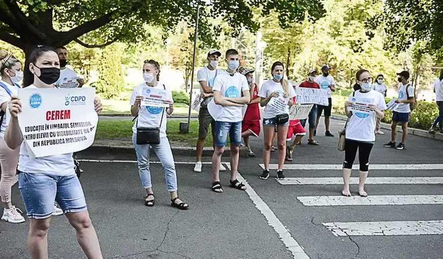 Protest al elevilor în faţa Guvernului. Tinerii îi cer Guvernului Orban măsuri concrete pentru începerea şcolii