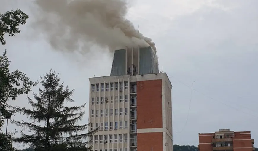 Incendiu la Primăria Reşiţa. Intervenţie dramatică a pompierilor VIDEO