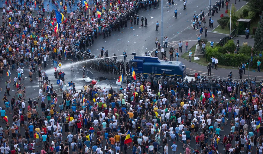 Mitinguri în Piaţa Victoriei la doi ani de la evenimentele din 10 august: „Jandarmiada 10 august”. „România, jos masca!”