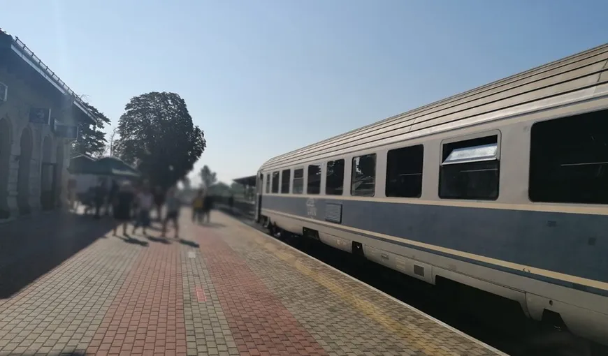 GAFĂ la CFR. Vagoane pline cu pasageri, uitate în gară, locomotiva a plecat singură