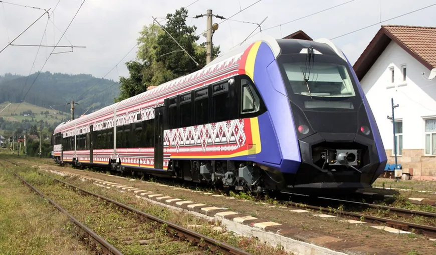 Noul tren românesc, fabricat la Paşcani, a fost pus pe şine. Imagini cu garnitura, în testele din Bucovina VIDEO