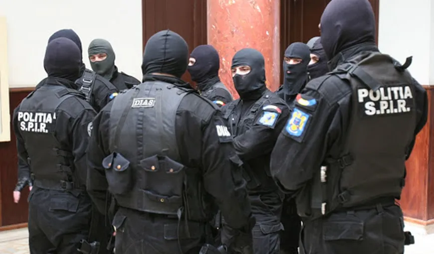 Percheziţii de amploare la domiciliile interlopilor din România. Zeci de arme au fost confiscate