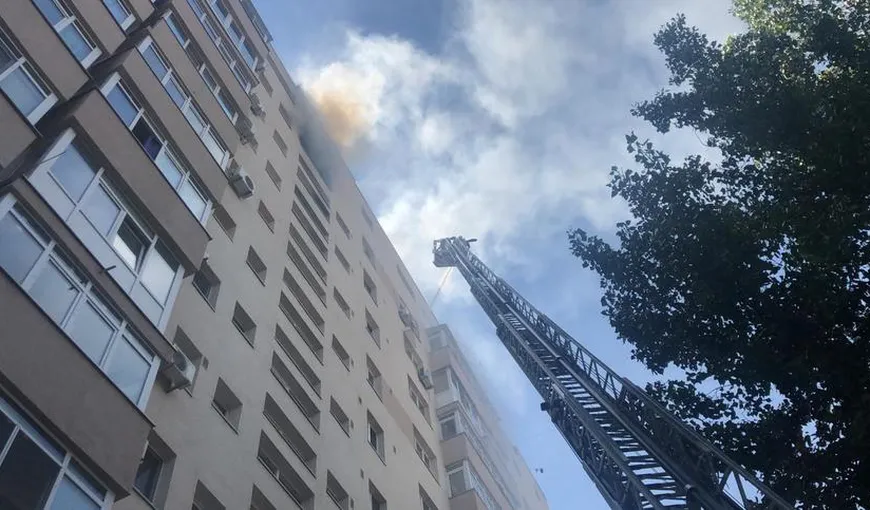 Incendiu de amploare la un bloc de pe Bulevardul Mihai Bravu din Bucureşti VIDEO