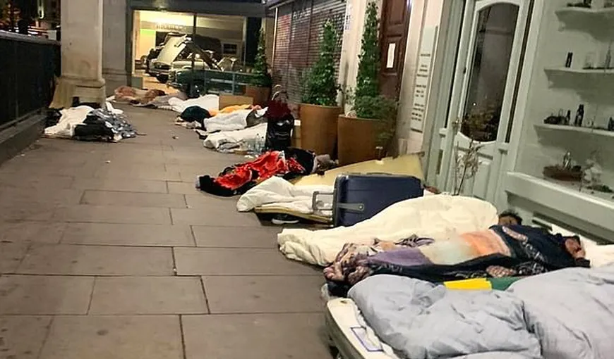 Se întâmplă la Londra, pe una dintre cele mai luxoase străzi. Zeci de români dorm pe saltele vechi şi cartoane