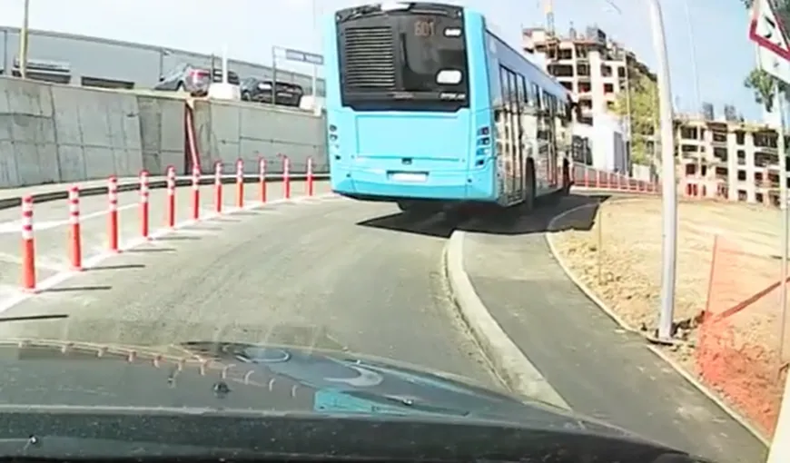 Imagini virale surprinse pe Pasajul Ciurel. Autobuzele nu au loc să vireze