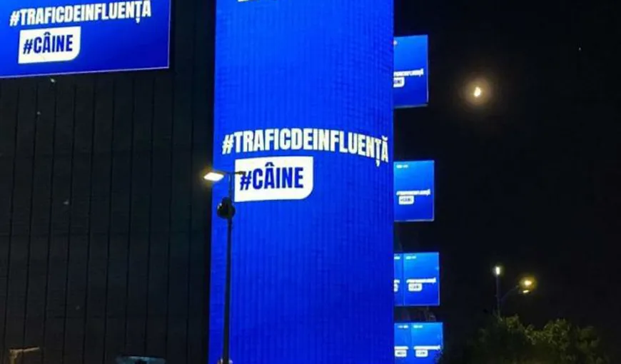 Campania electorală, final spectaculos. Un panou imens cu hashtagurile „Caine” şi „Trafic de influenţă” a apărut în Bucureşti