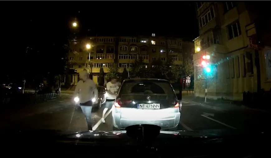 Bătaie în trafic la Piatra Neamţ. Un tânăr a fost lovit în timp ce aştepta la semafor VIDEO