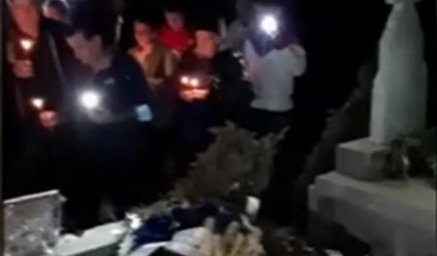 Primarul mort din Deveselu, sărbătorit cu lumânări în cimitir VIDEO