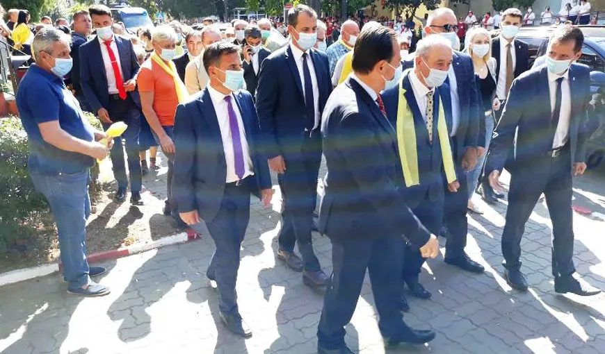 Premierul Orban, întâmpinat de peste 200 de simpatizanţi PSD în Vrancea. Liderul PNL a renunţat să mai facă declaraţii de presă
