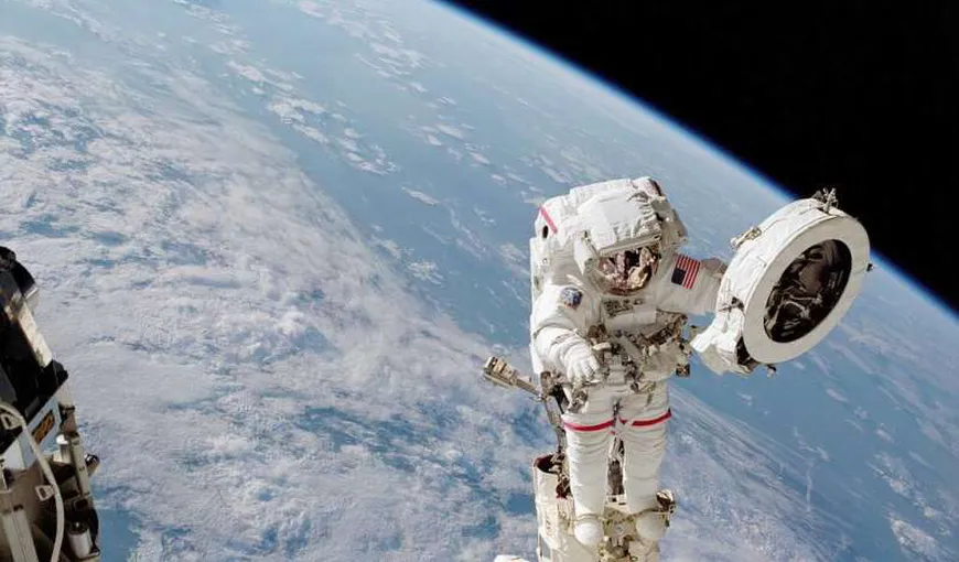 Imaginea săptămânii, de la NASA. Spectaculoasa ieşire în spaţiu a unui astronaut, pe braţul staţiei FOTO