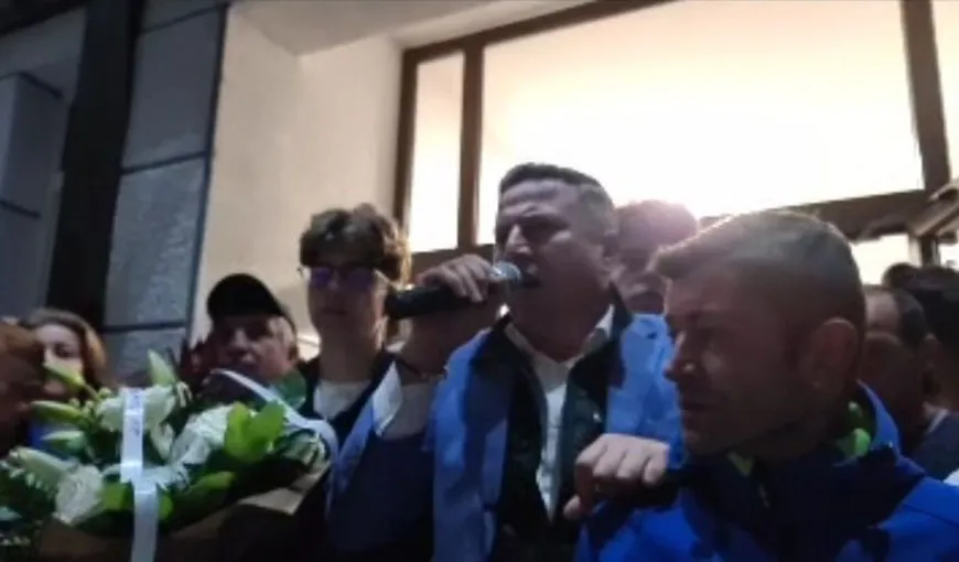 VIDEO. Mii de oameni îl felicită pe primarul din Sângeorz-Băi care şi-a abuzat fiica! Fără măşti, toată lumea cântă