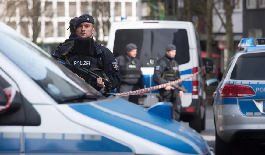 Zeci de poliţişti extremişti, suspendaţi din funcţie, în Germania. Partajau imagini cu Hitler şi camere de gazare