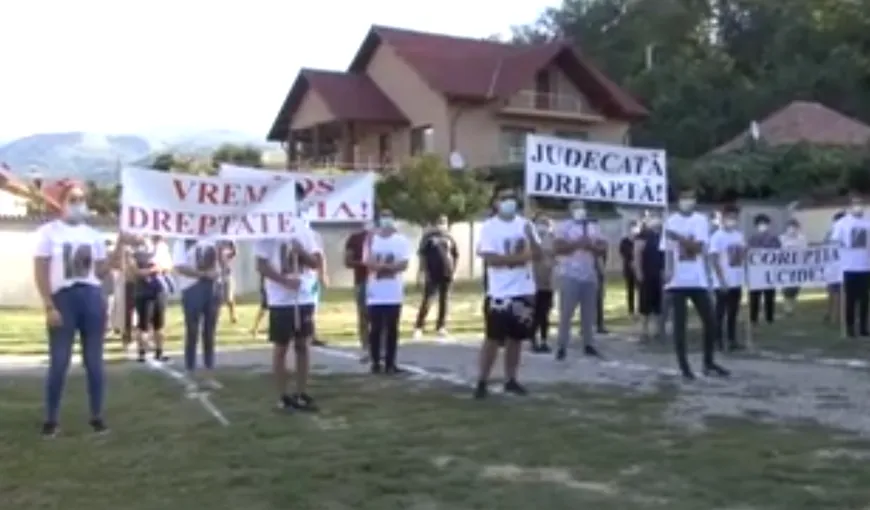 Protest pentru demiterea judecătoarei din Gorj, după ce fiul său a omorât o femeie VIDEO