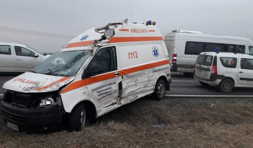 O ambulanţă a fost implicată într-un accident rutier. Patru persoane sunt rănite