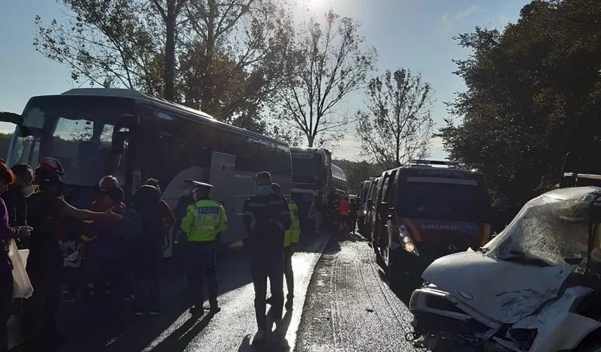 Accident grav în Argeş, cu opt răniţi, între care şi un copil. Un autocar cu 30 de pasageri şi o dubă cu 7 persoane s-au ciocnit