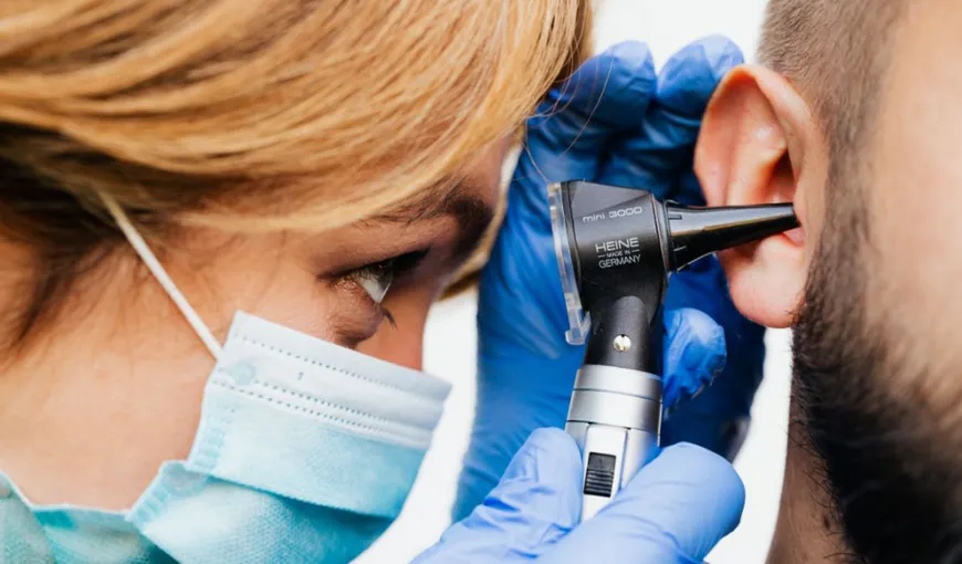 COVID-19 ar putea provoca pierderea permanentă a auzului. Avertismentul îngrijorător al cercetătorilor