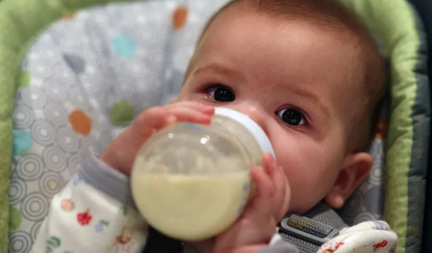 Bebeluşii hrăniţi cu biberonul înghit zilnic milioane de microplastice. Avertisment serios pentru părinţi, din partea savanţilor