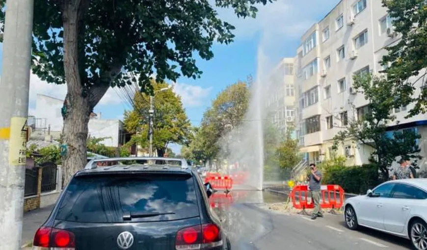 Imagini ULUITOARE cu o conductă cu apă caldă care s-a spart în Constanţa. Arteziana a ţâşnit până la etajul patru VIDEO