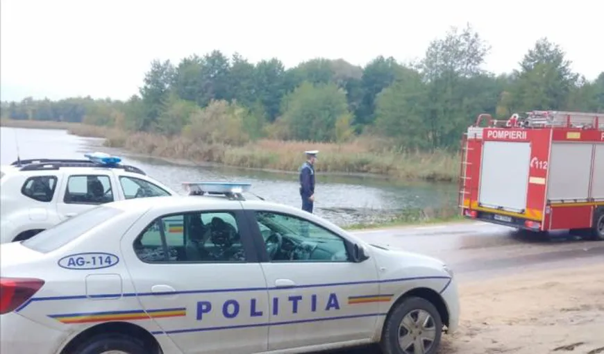 Un tânăr a plonjat cu maşina într-un lac din Argeş, după ce a făcut o manevră imprudentă
